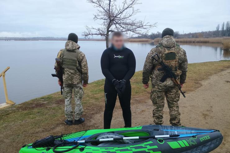 Зимовий заплив: на Одещині прикордонники затримали чоловіка, який намагався перетнути кордон на каяку
